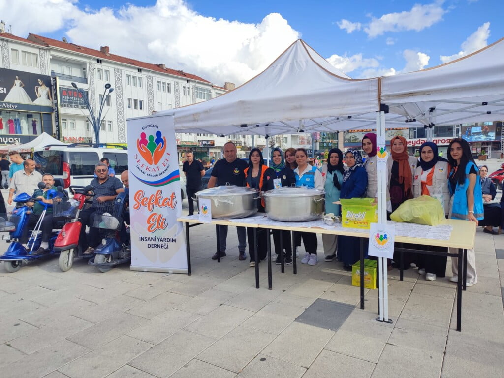 Şefkat Eli Derneği aşure dağıtımı